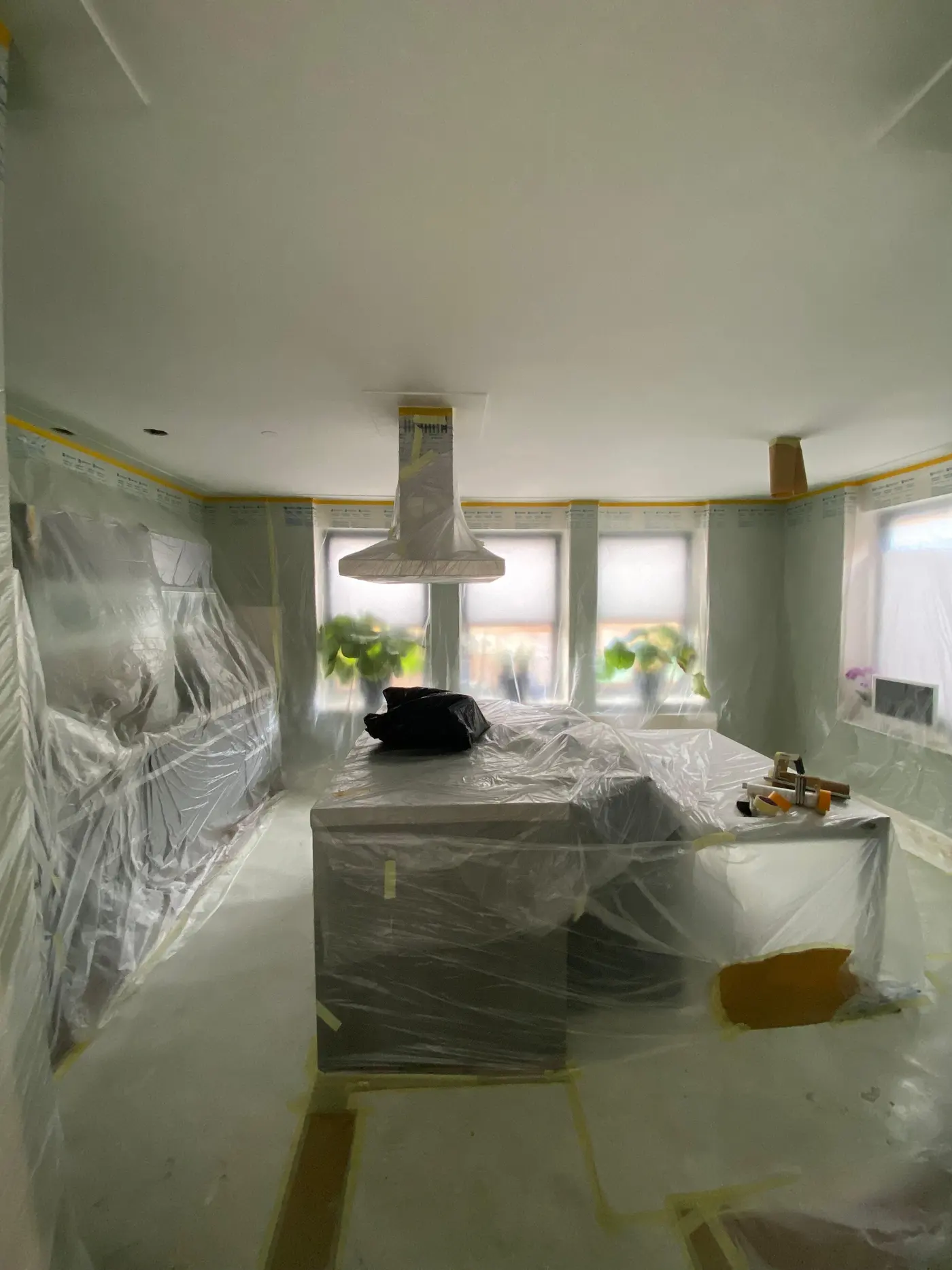 Kamer onder folie en tape voor het spuiten