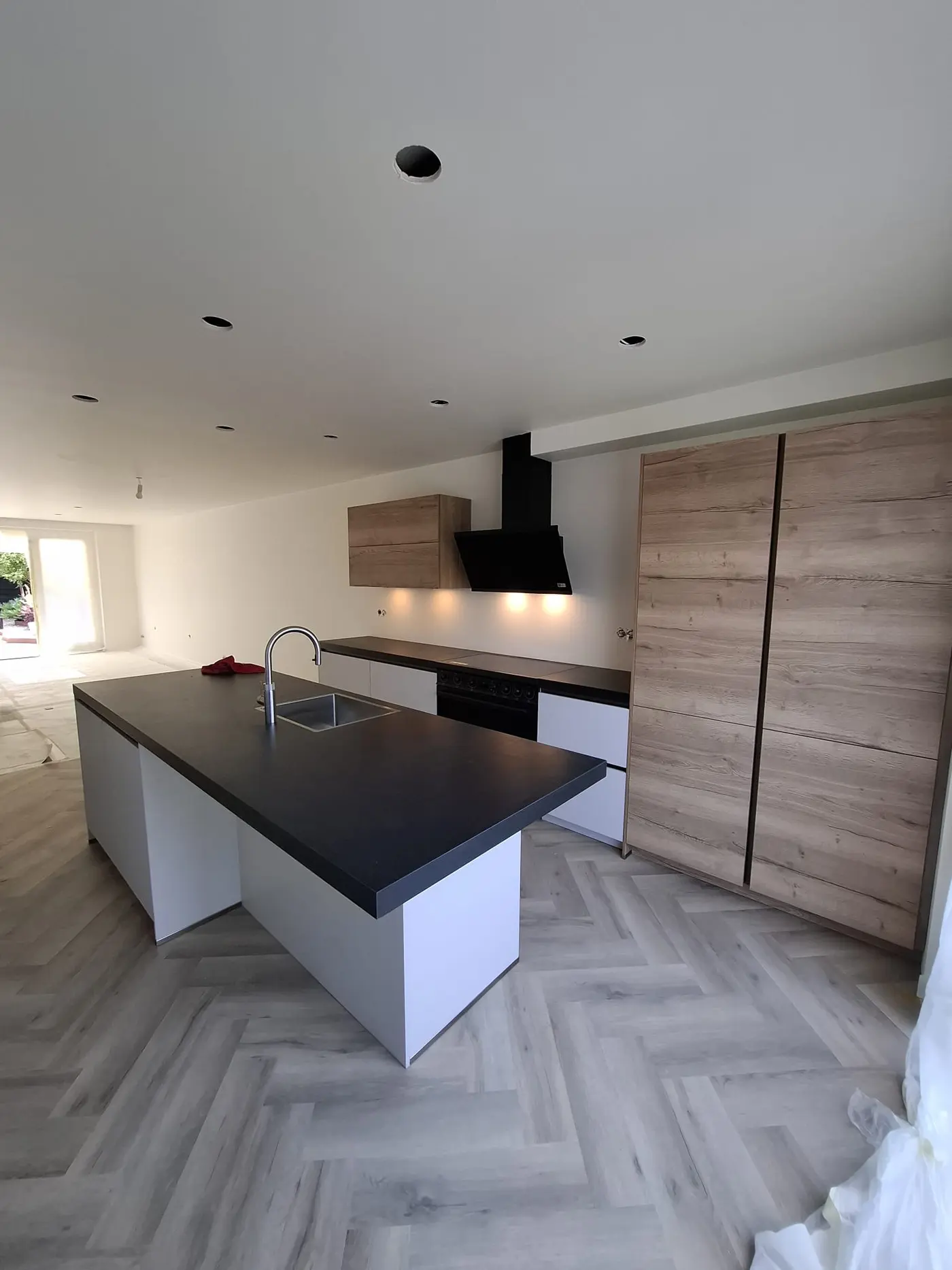 Keuken met strak gespoten wanden en plafond