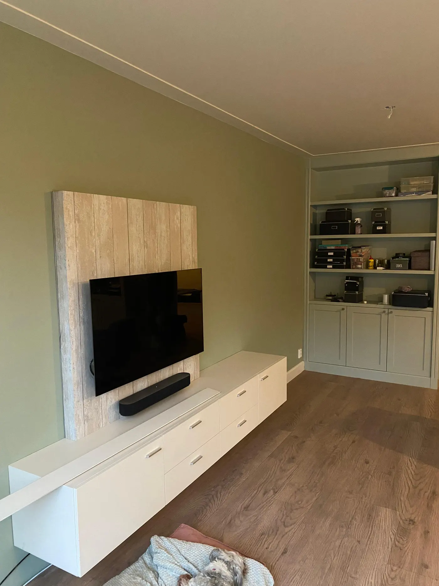 Tv-wand en kasten in een zachte tint