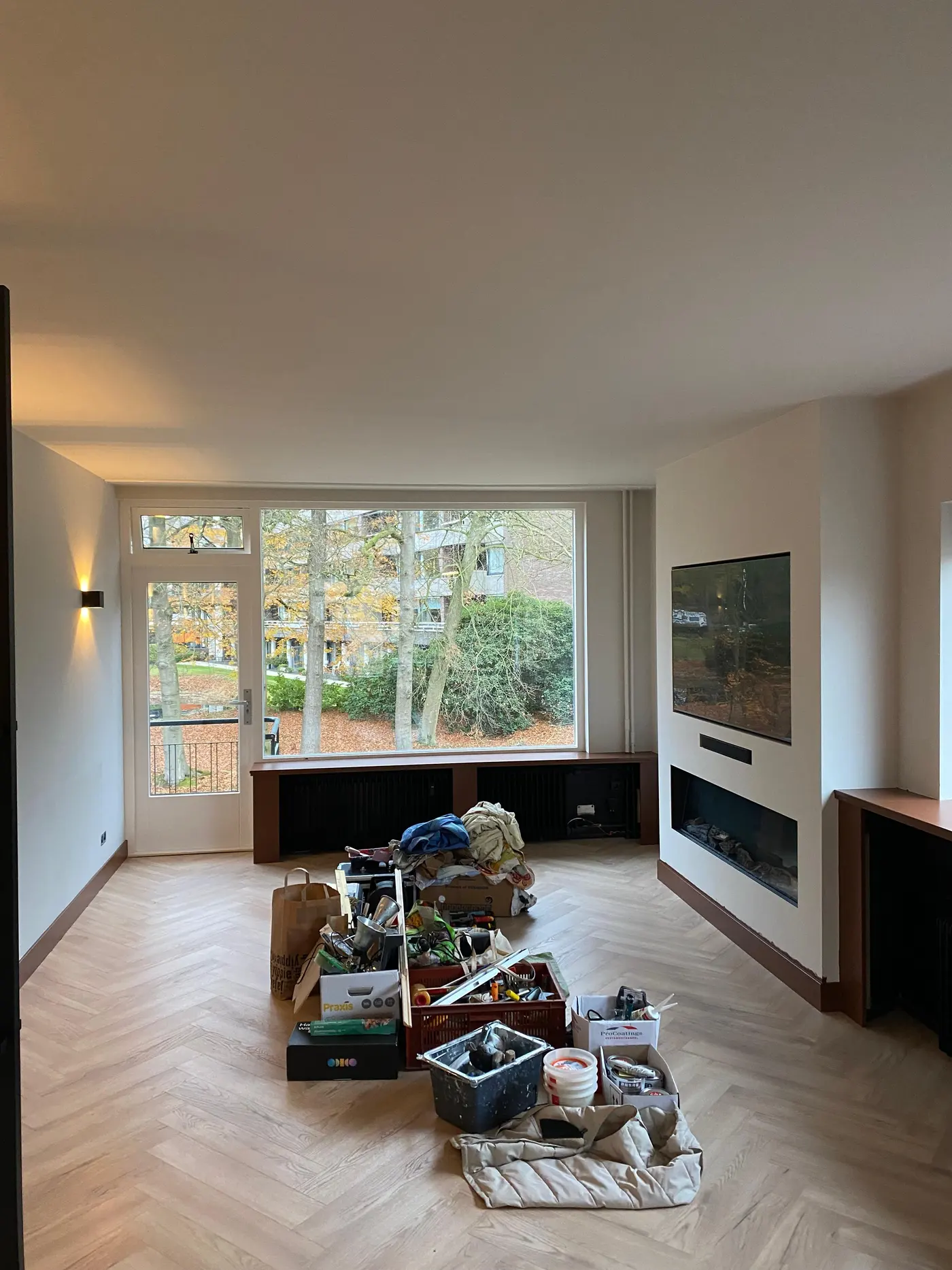 Woonkamer met haard, wanden en plafond gespoten