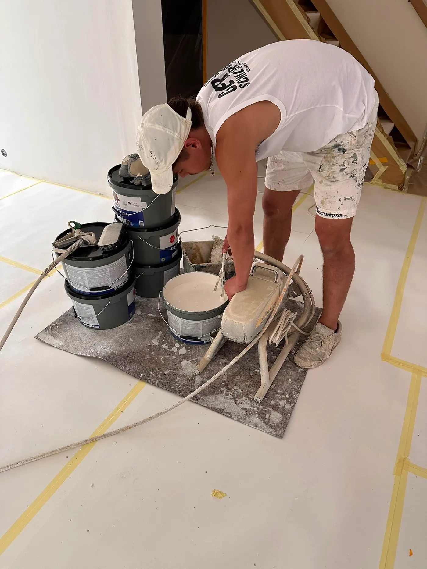 Het airless spuitmateriaal op het afgedekte werk