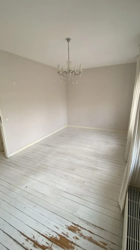 Voor het spuiten bij Groene accentwand in de woonkamer