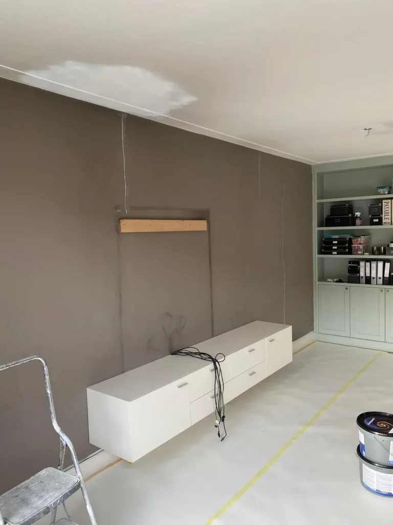 Voor het spuiten bij Tv-wand en kasten in olijfgroen